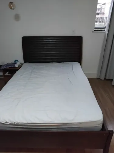 Cama Queen com colchão e criado
