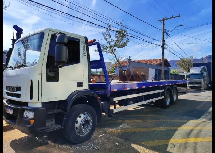 Vende se caminhão Iveco 240e280 plataforma 10 m helpcar 10 toneladas