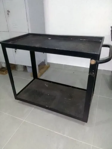 Bancada de oficina em aço com rodízios, antiga, resistente. Medidas 77 x 67 x 42.5 cm