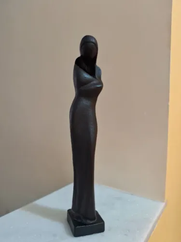 Escultura Madona, em liga de ferro. Linda pra decorar ambientes. Peça com mais de 40 anos