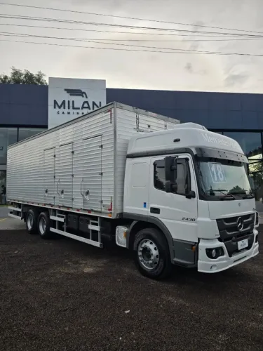 CAMINHÃO BAÚ MERCEDES-BENZ ATEGO 2430 6X2