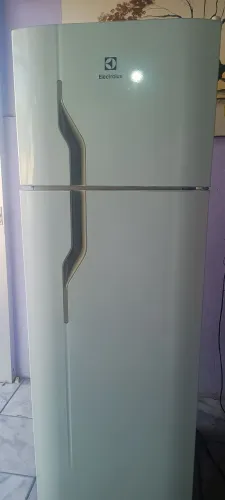 Geladeira Electrolux funcionando perfeitamente e gelando muito bem...Entrego recebo local.