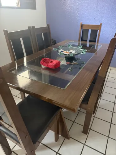 Vendo mesa com seus cadeira de jantar
