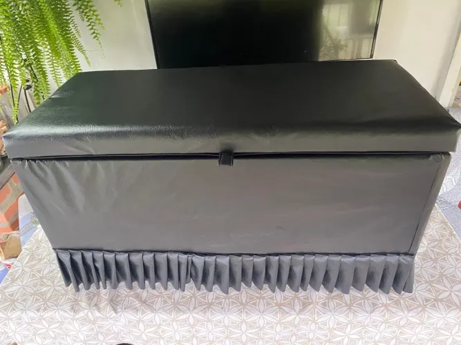 Puff Baú Recamier Estofado em Couro Sintético Preto