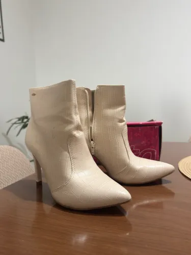 bota dakota de cano curto, bico fino bege