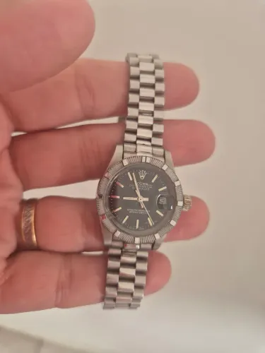 Relógio feminino primeira linha,automático  funcionando e parando e tem q arrumar a tiger 