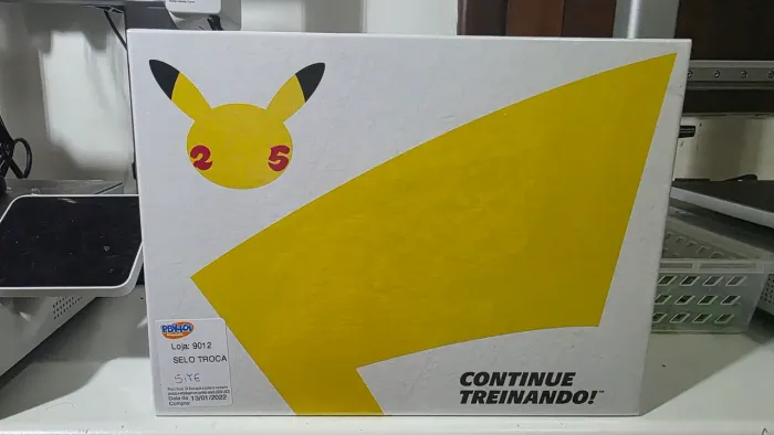 Caixa UTB Dourada Premium Pokemon - Celebrações 25 anos