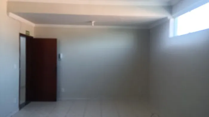 Alugo sala comercial em rua principal de Jardim Mariléa