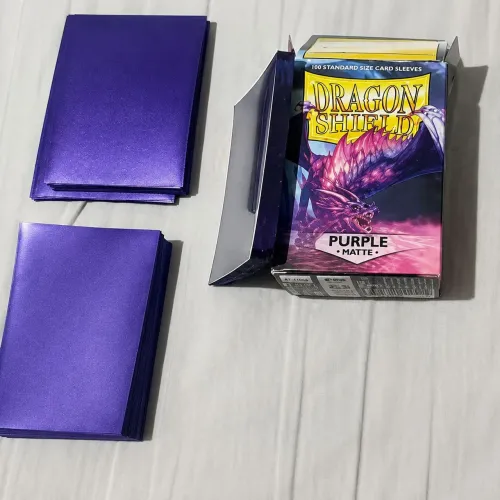 Dragon Shield Matte Purple - Sleeves para Pokémon TCG - 100 unidades