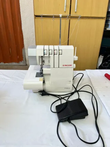 Máquina de costura portátil overlock Singer Diferencial modelo 14SH754