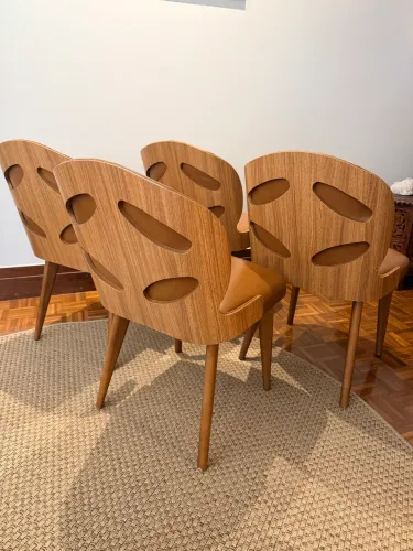 Conjunto com 4 Cadeiras de Jantar em Madeira Maciça e Couro Legítimo 