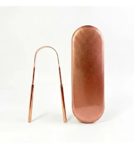 raspador de língua em aço inoxidável ou cobre acompanhado de um estojo metálico portátil.
