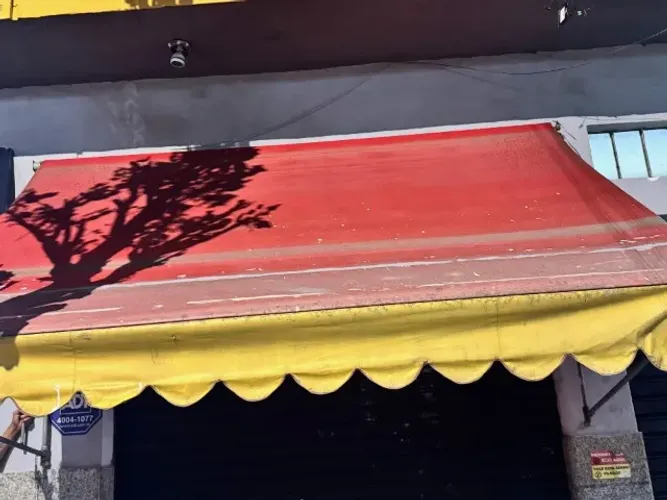 cobertura tipo toldo medindo 3 metros