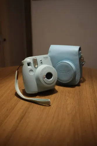 Kit Instax Câmera Instantânea Fujifilm Mini 9 Azul Ice Blue + Bolsa de Couro Sint + Pilhas