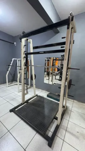 Agachamento Smith - Barra guiada - academia