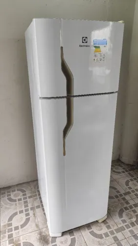 Vendo geladeira Electrolux funcionando perfeitamente faço entrega