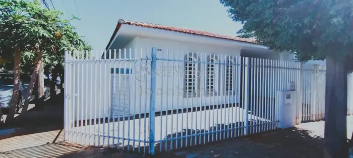 Casa de esquina a uma quadra da Avenida Brigadeiro Faria Lima, próxima ao Hospital de Base