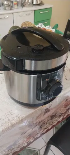 Vendo panela de pressão, está seminova.usado somente 1 vez