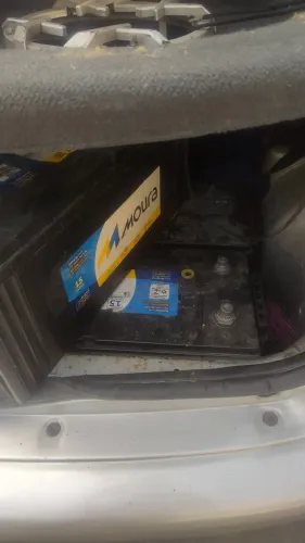 Bateria semi nova Moura 180ah e 220ah por apenas aparte de 600 reais venha pra loja