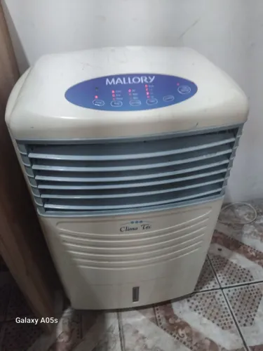 Climatizador saindo vento gelado colocando água e gelo