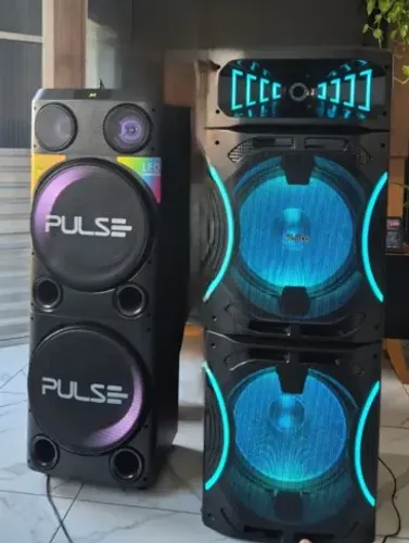 Duas caixas de som torre com led