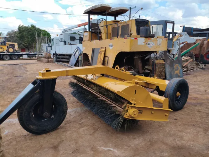 Vassoura para pavimentação 