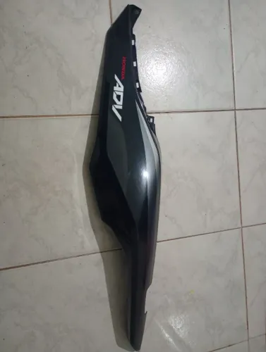 Carenagem lateral Honda ADV semi nova 
