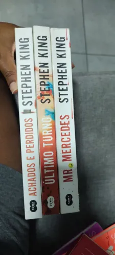 Kit triologia Bill Hodges: Mr. Mercedes + Último Turno + Achados E Perdidos Stephen King