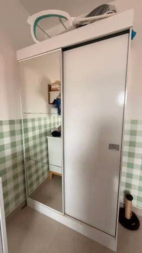 Guarda-roupa branco com espelho