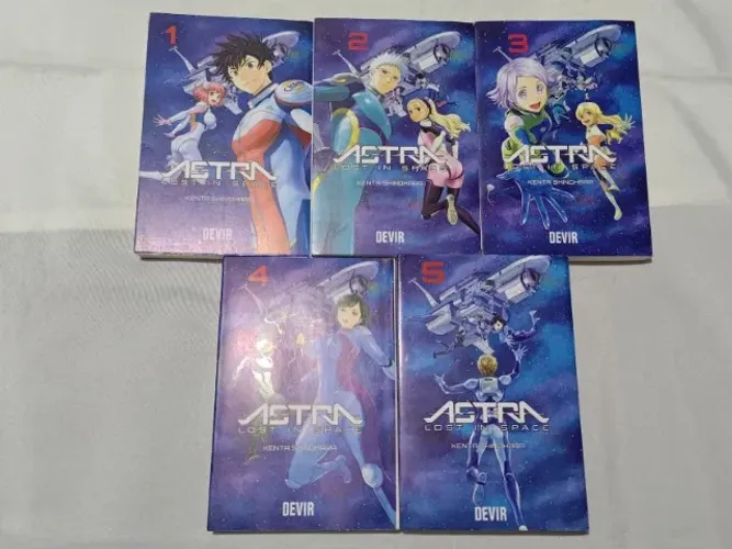 Coleção de Mangá Astra Lost In Space Volumes 1 ao 5 Completo Devir Usado