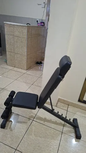 Banco regulável com um par de halteres  10 kg para treinar em casa
