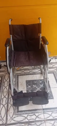 Cadeira de rodas, bengala, muletas e fraldas