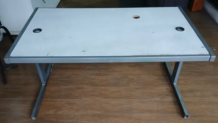Mesa de escritório sem gavetas