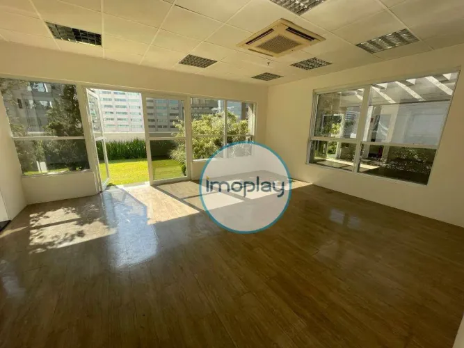 Cobertura comercial de 797m², com dois pavimentos para locação.
