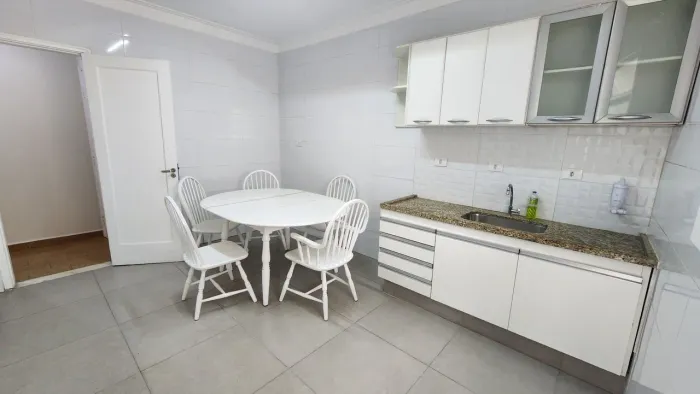 Linda mesa de jantar com 5 cadeiras madeira maciça