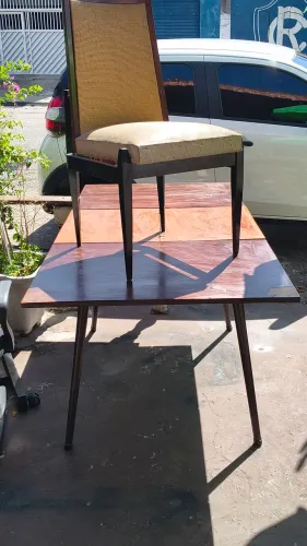 Mesa e cadeiras retrô. Lojão das Mercedes.