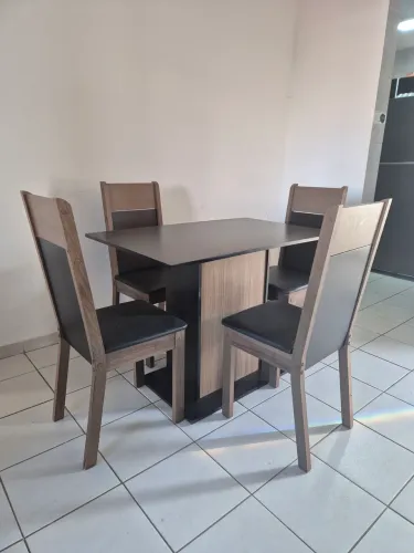 Mesa com 4 cadeiras