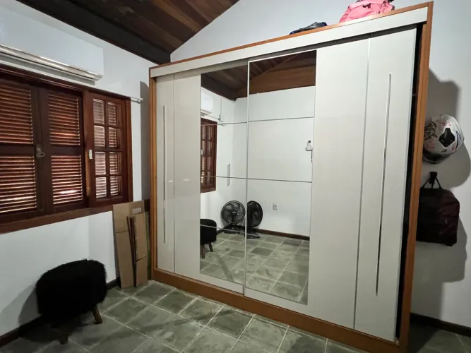Roupeiro casal MDF cor cedro/off com 2 espelhos