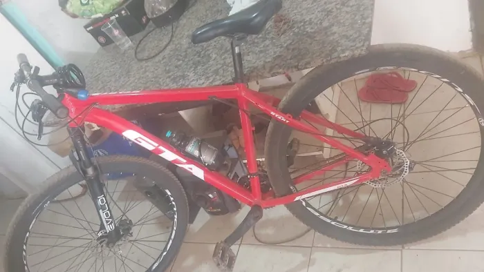 Vendo bicicleta aro 29 GTA completa usada em bom estado.