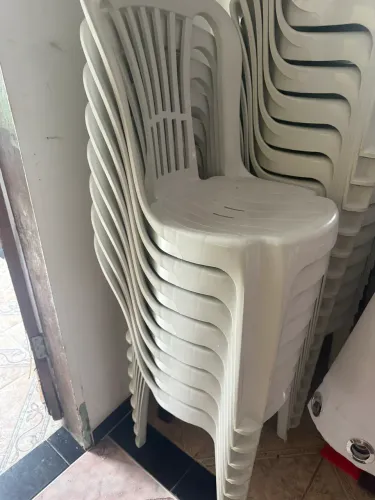 CADEIRAS DE PLÁSTICO