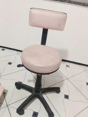 Vendo marca , acompanha, banquinho e cadeira giratória.