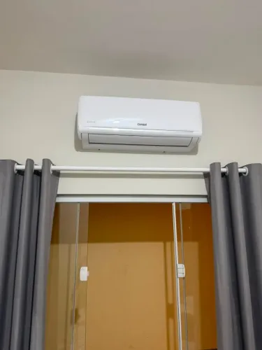 Ar condicionado Consul, 9000 btus bivolt e guarda-roupas