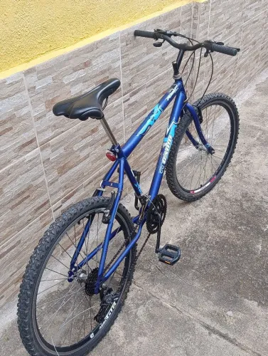 Bicicleta: Quadro médio, aro 26, 18 marchas.