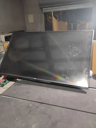 TV LG 43UF7700 tela quebrada boa para quem conserta 150 reais