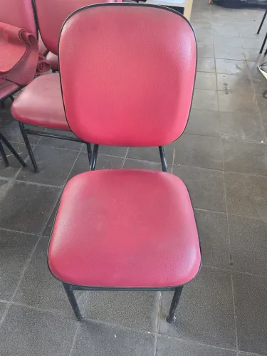 Cadeiras acolchoadas vermelhas