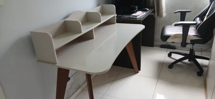 Vendo linda Mesa para quarto para utilizar para estudo ou como penteadeira.