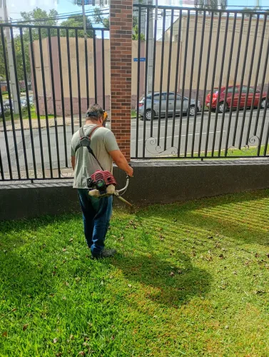 Faço jardinagem