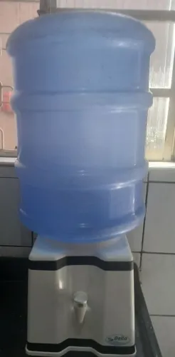 Suporte com galão de água na validade
