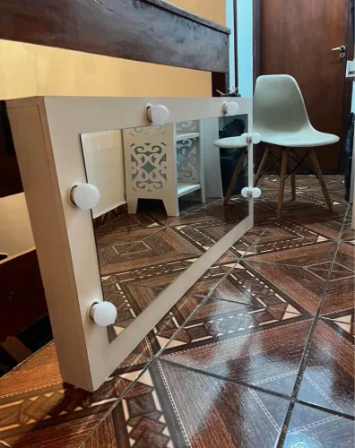 Espelho camarim com lâmpadas de iluminação . MDF