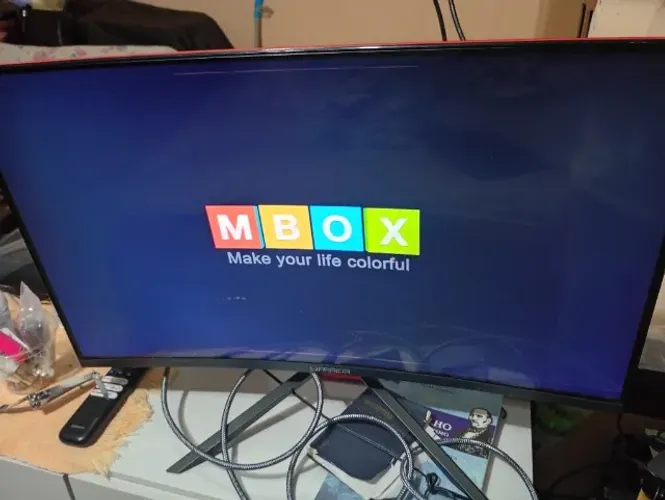 Monitor curvo 24p 165mgz utra wide faixas em cima em baixo